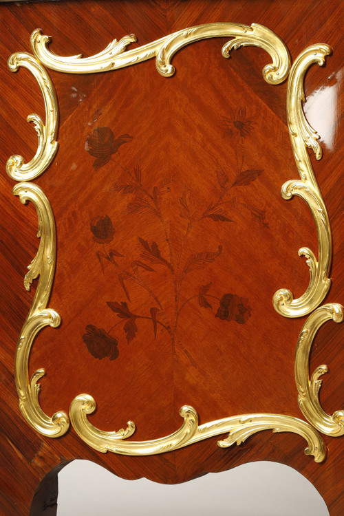 Commode Galbée de style Louis XV à décor de Marqueterie et Bronze doré