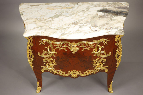 Commode Galbée de style Louis XV à décor de Marqueterie et Bronze doré