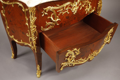 Commode Galbée de style Louis XV à décor de Marqueterie et Bronze doré
