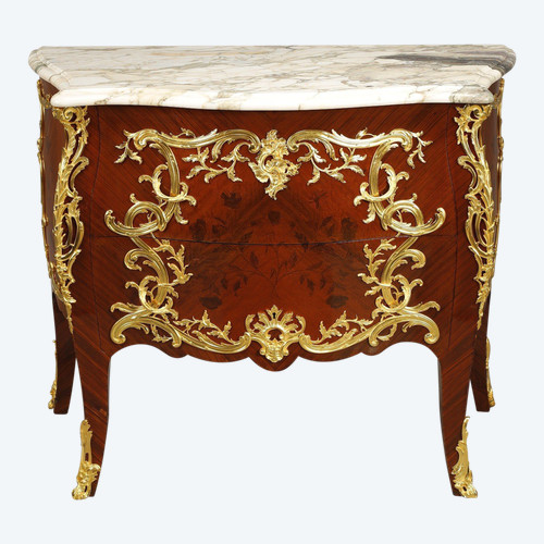 Commode Galbée de style Louis XV à décor de Marqueterie et Bronze doré