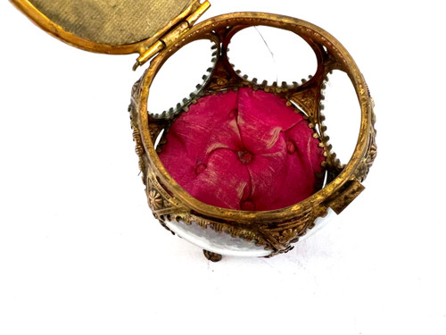 Old jewelry box, 19th century wedding ring.