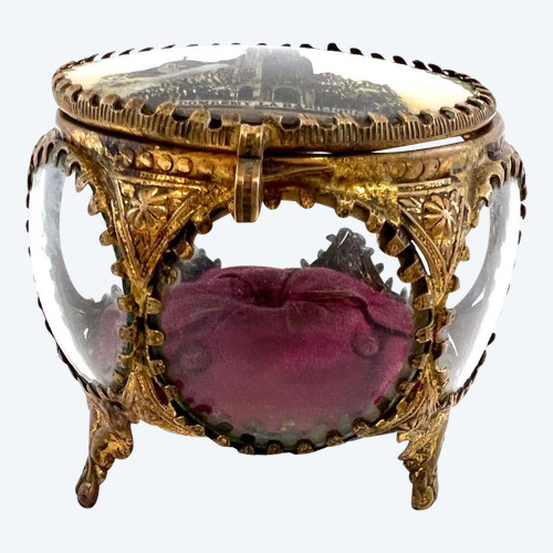 Old jewelry box, 19th century wedding ring.