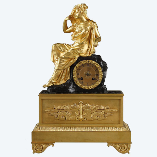 Orologio d'epoca di restauro in bronzo dorato decorato con giovane donna