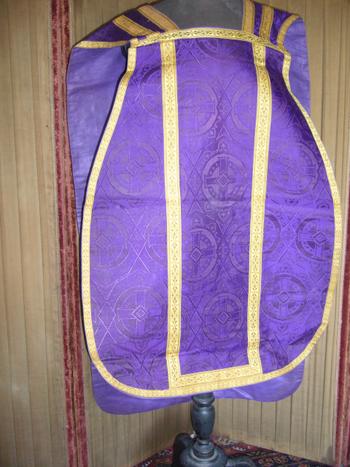 Chasuble in purple damask and 19th century embroidery