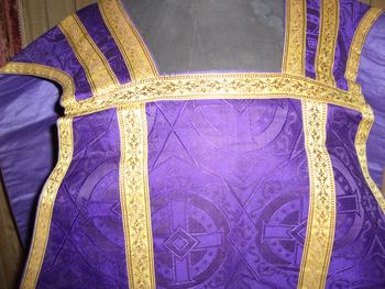 Chasuble in purple damask and 19th century embroidery