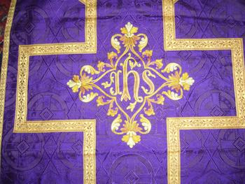 Chasuble in purple damask and 19th century embroidery