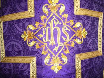 Chasuble in purple damask and 19th century embroidery