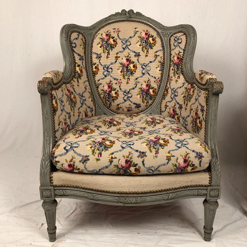 Paire de bergères à oreilles de style Louis XVI en bois laqué gris. Fin XIXe