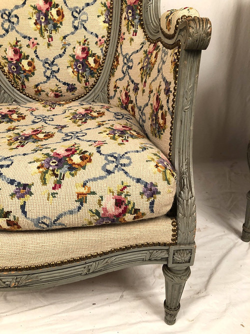 Paire de bergères à oreilles de style Louis XVI en bois laqué gris. Fin XIXe