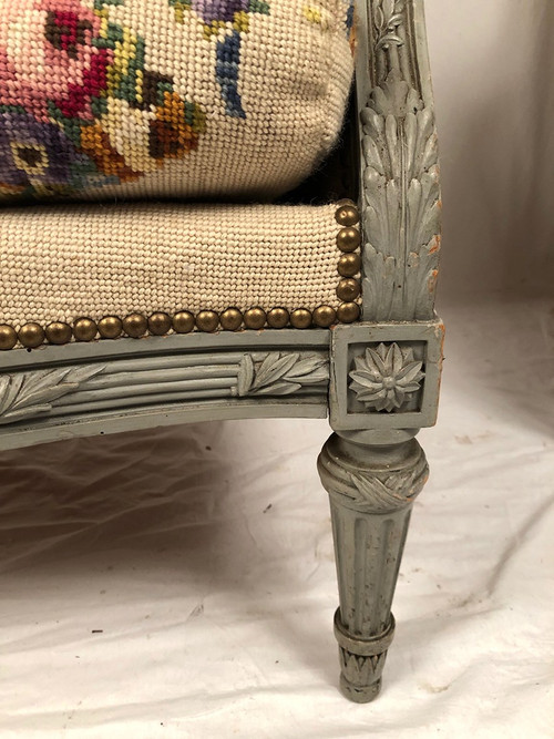 Paire de bergères à oreilles de style Louis XVI en bois laqué gris. Fin XIXe