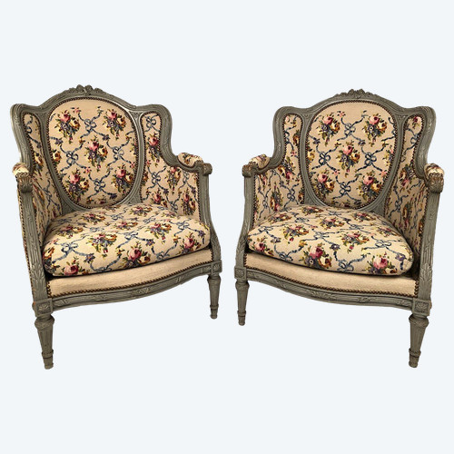 Paire de bergères à oreilles de style Louis XVI en bois laqué gris. Fin XIXe