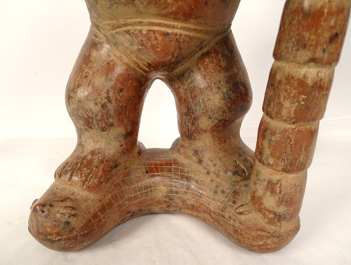 Präkolumbianische Skulptur Colima Mexiko Schamane stehend Stock Schlange Erde
