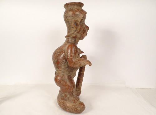 Präkolumbianische Skulptur Colima Mexiko Schamane stehend Stock Schlange Erde