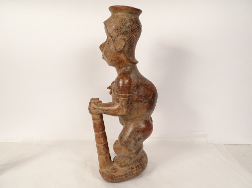Präkolumbianische Skulptur Colima Mexiko Schamane stehend Stock Schlange Erde