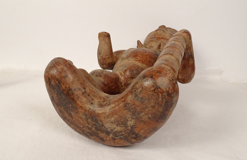 Präkolumbianische Skulptur Colima Mexiko Schamane stehend Stock Schlange Erde