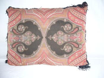 Cuscino e passamaneria in cashmere del XIX secolo