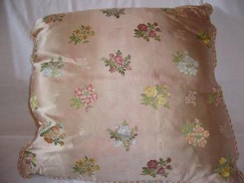 Coussin réalisé dans une soierie ancienne