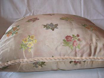 Coussin réalisé dans une soierie ancienne