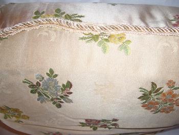 Coussin réalisé dans une soierie ancienne