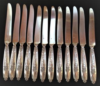 12 silberne Dessertmesser Punch Neck Brace Goldschmied Edouard Pasquet Anfang zwanzig