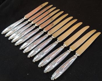 12 silberne Dessertmesser Punch Neck Brace Goldschmied Edouard Pasquet Anfang zwanzig