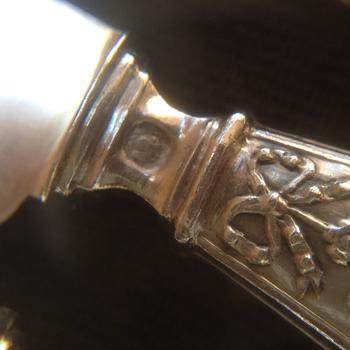 12 silberne Dessertmesser Punch Neck Brace Goldschmied Edouard Pasquet Anfang zwanzig