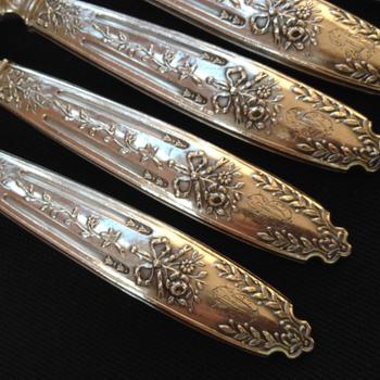 12 silberne Dessertmesser Punch Neck Brace Goldschmied Edouard Pasquet Anfang zwanzig