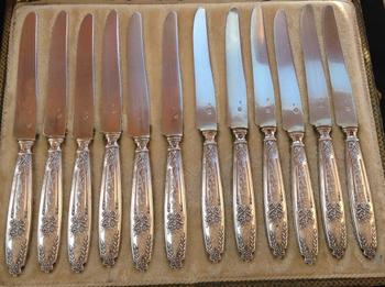 12 silberne Dessertmesser Punch Neck Brace Goldschmied Edouard Pasquet Anfang zwanzig
