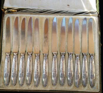 12 silberne Dessertmesser Punch Neck Brace Goldschmied Edouard Pasquet Anfang zwanzig