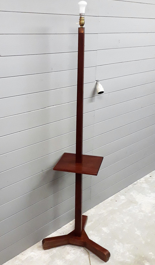 Lampada da terra in mogano con ripiano centrale anni '60 '70