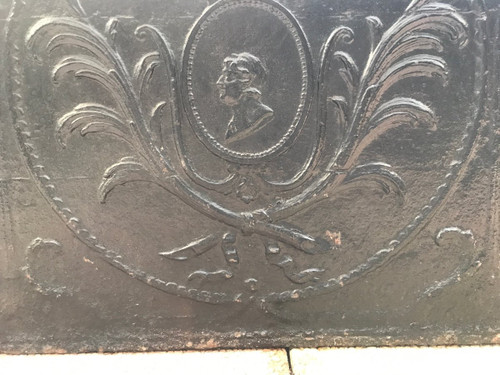 Belle plaque de cheminée anciennement fonte d'époque 18 ème Louis XVI (72 X 72,5 cm )