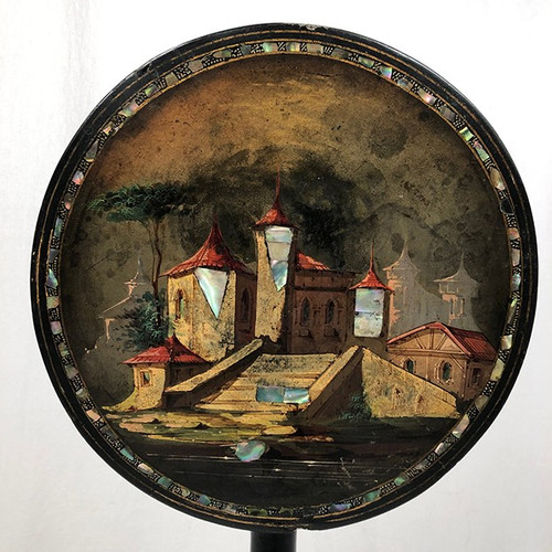 Petit guéridon basculant Napoléon III, bois laqué noir à décor de paysage et burgots