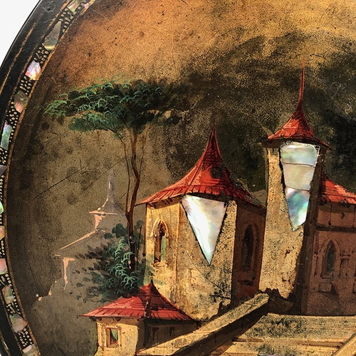 Petit guéridon basculant Napoléon III, bois laqué noir à décor de paysage et burgots
