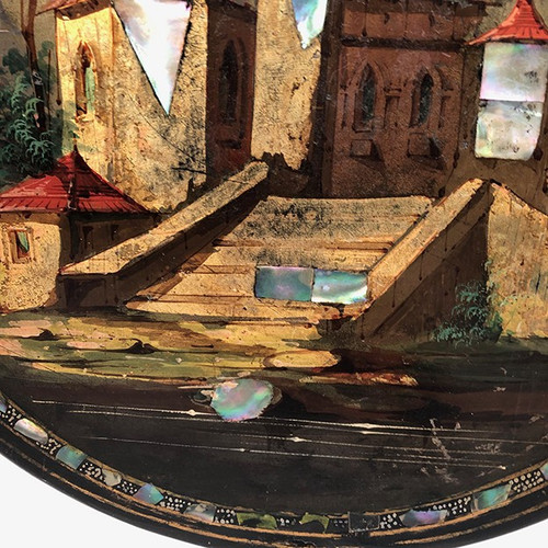 Petit guéridon basculant Napoléon III, bois laqué noir à décor de paysage et burgots