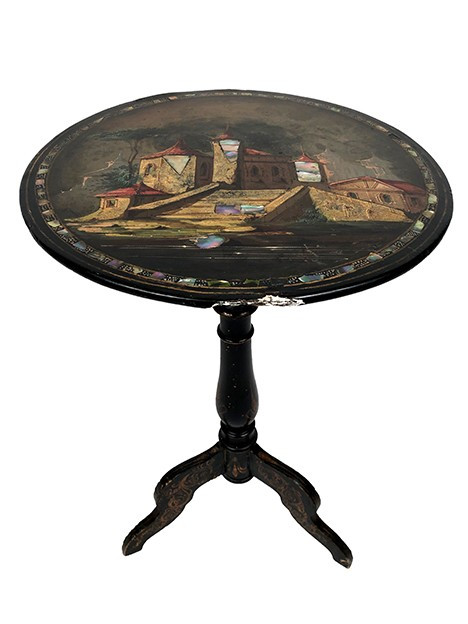 Petit guéridon basculant Napoléon III, bois laqué noir à décor de paysage et burgots