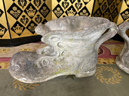 Coppia di fioriere in pietra che formano scarpe