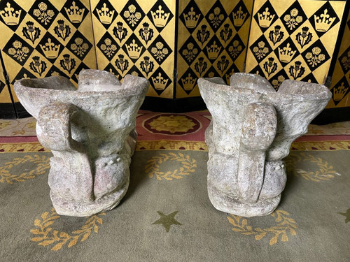 Coppia di fioriere in pietra che formano scarpe