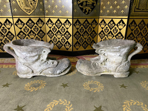 Coppia di fioriere in pietra che formano scarpe