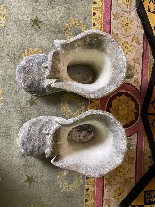 Coppia di fioriere in pietra che formano scarpe