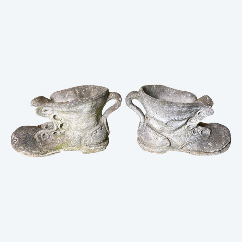 Coppia di fioriere in pietra che formano scarpe