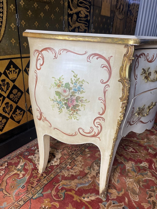 Commode De Style Louis XV En Bois Peint