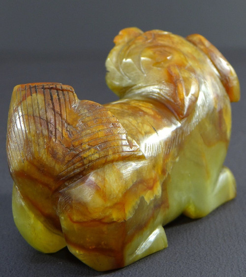 Cina, Prima metà del XX secolo, Piccola statuetta di leone buddista in giada scolpita.