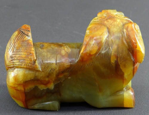 Cina, Prima metà del XX secolo, Piccola statuetta di leone buddista in giada scolpita.