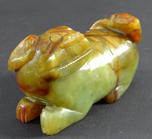 Cina, Prima metà del XX secolo, Piccola statuetta di leone buddista in giada scolpita.