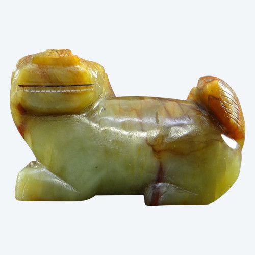 China, erste Hälfte des 20. Jahrhunderts, kleine buddhistische Löwenstatuette aus geschnitzter Jade.