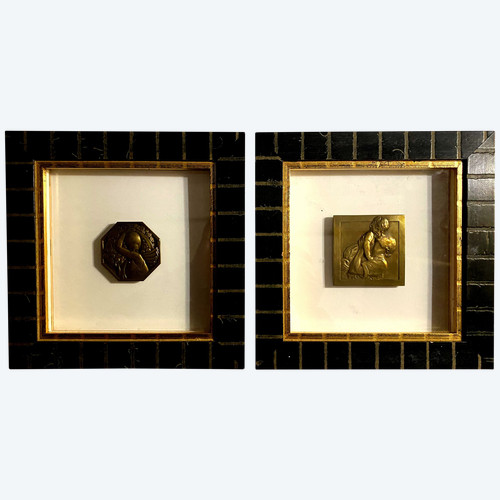 deux médailles en bronze art déco , montées sous verre en pendant dans un beau cadre carré