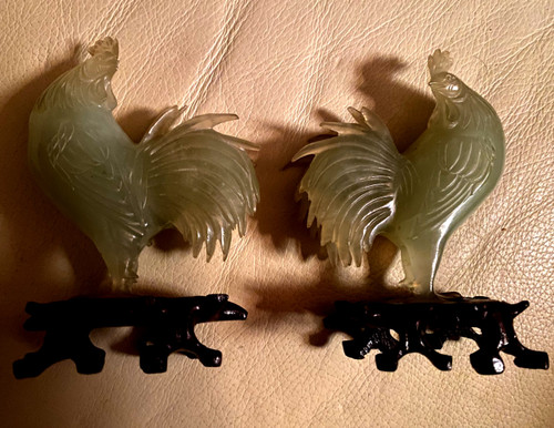 Très belle paire de coqs en jade vert amande sur socle bois  précieux sculpté ajouré Chinois