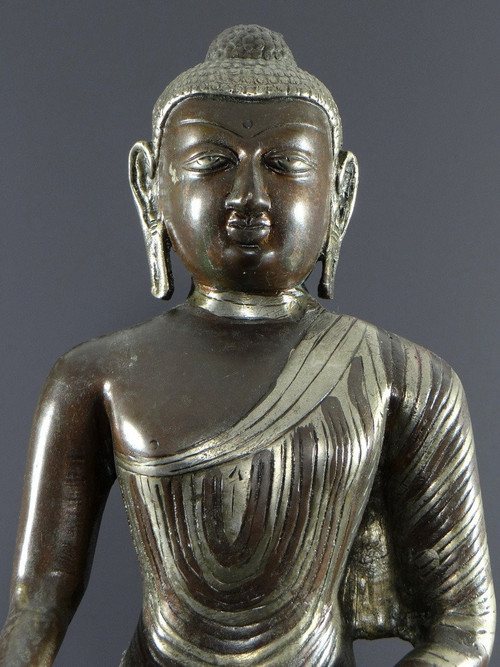 Birmanie, Années 1920/1930, Statue Bouddha En Bronze à Double Patine Cuivre Et Argent.