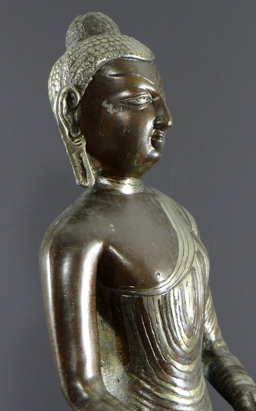 Birmanie, Années 1920/1930, Statue Bouddha En Bronze à Double Patine Cuivre Et Argent.