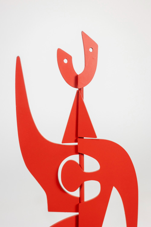Scultura in piedi intitolata “Jouve”. Opera contemporanea.
